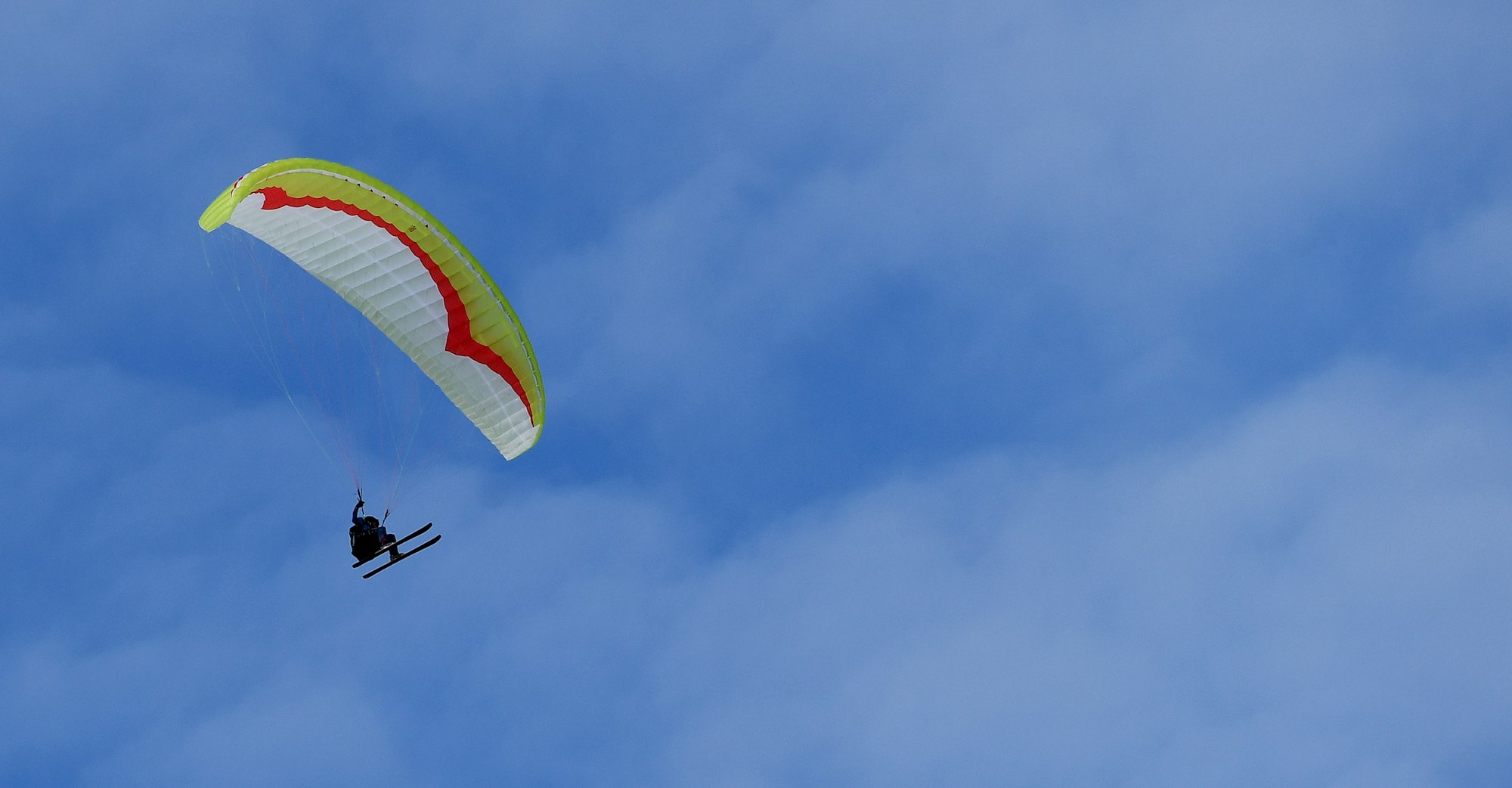 Ein 35-Jähriger verunglückte am Samstag (21. August 2021) bei einem Fallschirm-Sprung. Das Symbolbild wurde am 4. Februar 2021 aufgenommen.