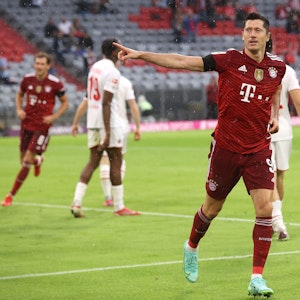Robert Lewandowski (FC Bayern München) jubelt gegen Köln.