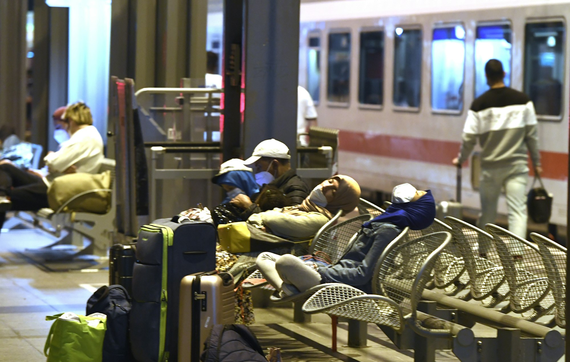 Passagiere am Hauptbahnhof Köln warten auf die Weiterfahrt, die sich auf Grund eines Streiks der Gewerkschaft der Lokführer (GdL) verzögert.