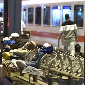 Passagiere am Hauptbahnhof Köln warten auf die Weiterfahrt, die sich auf Grund eines Streiks der Gewerkschaft der Lokführer (GdL) verzögert.
