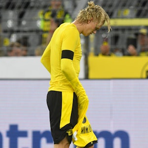 Dortmunds Stürmer Erling Haaland verlässt nach der Supercup-Niederlage gegen Bayern den Platz.