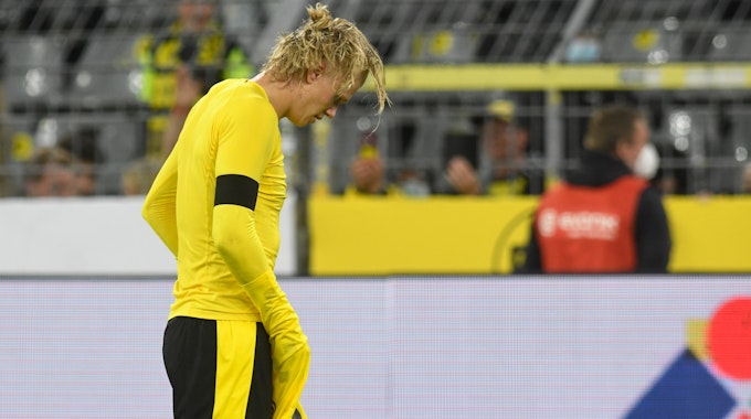 Dortmunds Stürmer Erling Haaland verlässt nach der Supercup-Niederlage gegen Bayern den Platz.&nbsp;