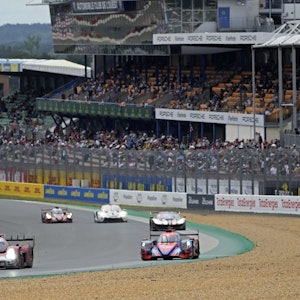 Autos auf der Start-Ziel-Gerade beim 24-Stunden-Rennen von Le Mans