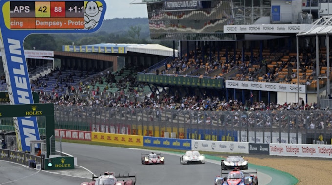 Autos auf der Start-Ziel-Gerade beim 24-Stunden-Rennen von Le Mans