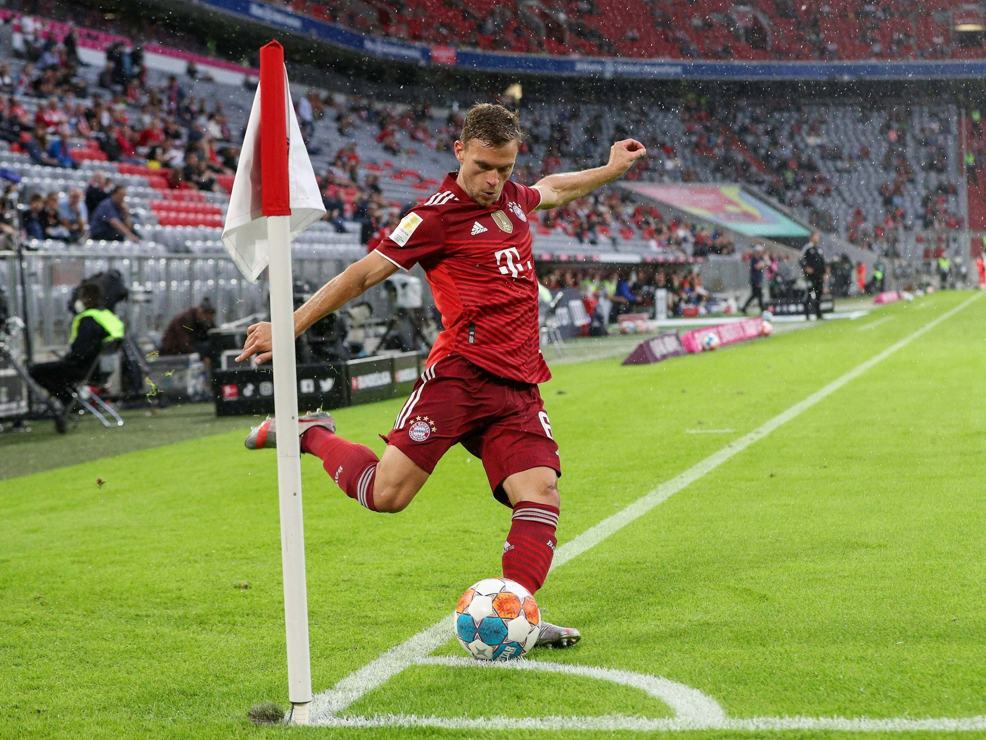 Joshua Kimmich schießt eine Ecke beim Bundesligaspiel gegen den 1. FC Köln.