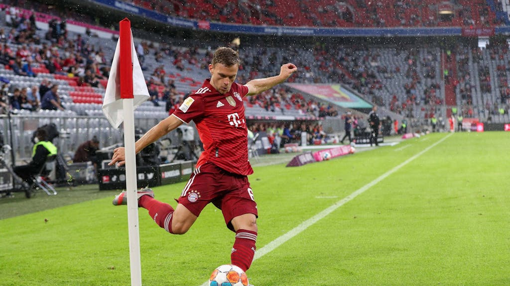 Joshua Kimmich schießt eine Ecke beim Bundesligaspiel gegen den 1. FC Köln.