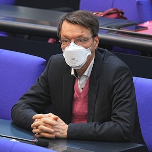 Karl Lauterbach (SPD), Gesundheitsexperte, nimmt der Sitzung des Bundestags teil.