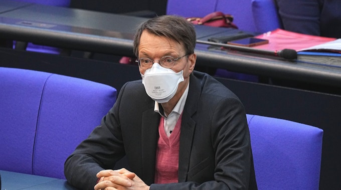 Karl Lauterbach (SPD), Gesundheitsexperte, nimmt der Sitzung des Bundestags teil.