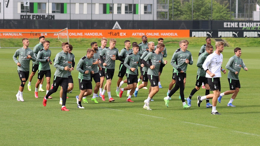 Die Gladbacher Profis, hier bei einer Trainingseinheit am 17. August 2021 im Borussia-Park, bereiten sich ab Dienstag (24. August) auf das Auswärtsspiel bei Union Berlin vor. Auf diesem Foto laufen die Spieler einige Runden über den Platz zum Aufwärmen.