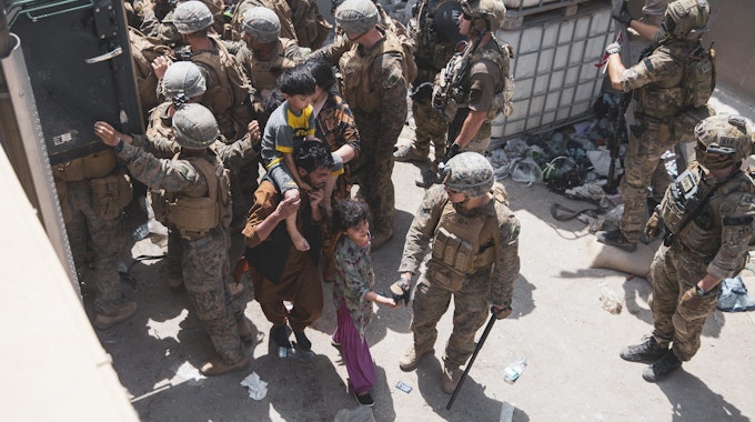 US-Soldaten und norwegische Soldaten kontrollieren am 20. August 2021 den Zugang am Flughafen in Kabul.