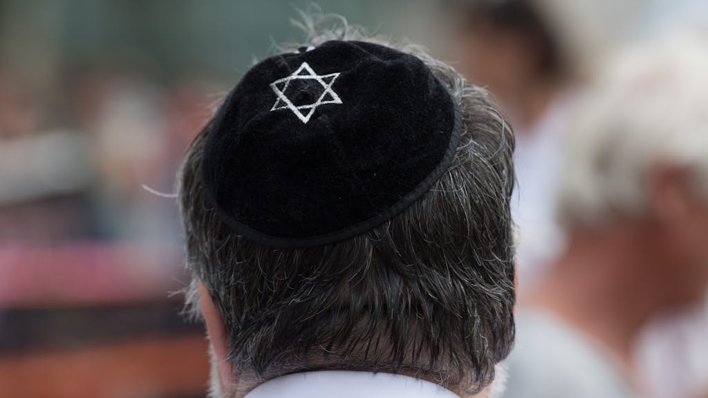 Ein Mann mit einer Kippa steht anlässlich der Veranstaltung "Gastmahl für alle" auf dem Neumarkt. Ausgerechnet Hass und Extremismus lösen in Deutschland oft eine Beschäftigung mit jüdischem Leben aus.&nbsp;
