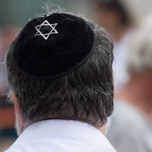 Ein Mann mit einer Kippa steht anlässlich der Veranstaltung "Gastmahl für alle" auf dem Neumarkt. Ausgerechnet Hass und Extremismus lösen in Deutschland oft eine Beschäftigung mit jüdischem Leben aus.