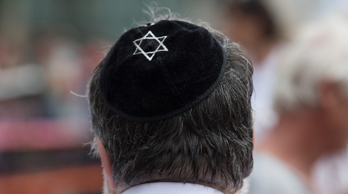 Ein Mann mit einer Kippa steht anlässlich der Veranstaltung "Gastmahl für alle" auf dem Neumarkt. Ausgerechnet Hass und Extremismus lösen in Deutschland oft eine Beschäftigung mit jüdischem Leben aus.