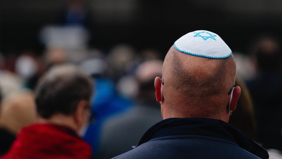 &nbsp;Ein Teilnehmer der Kundgebung "Nein zu Judenhass" trägt eine Kippa.&nbsp;