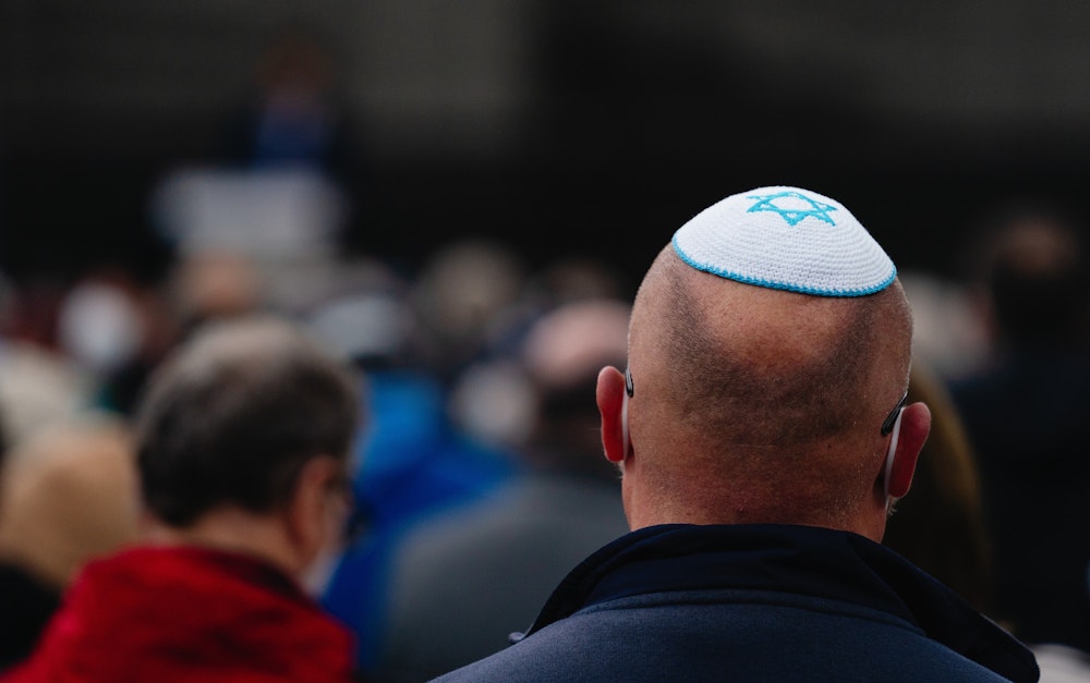 Ein Teilnehmer der Kundgebung "Nein zu Judenhass" trägt eine Kippa.