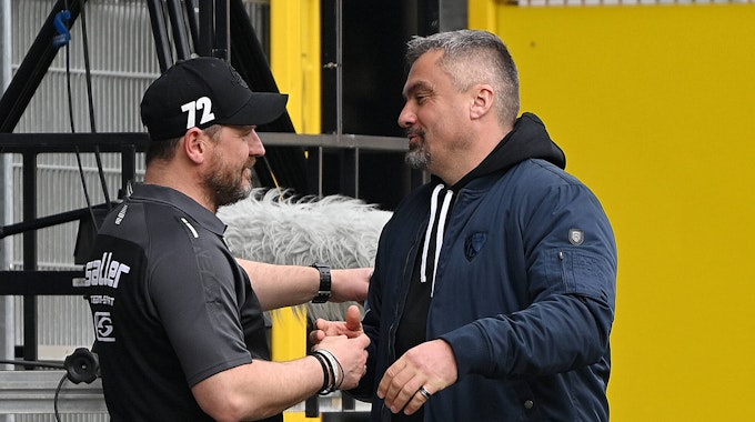 Steffen Baumgart als Paderborn-Trainer und Trainer Thomas Reis klatschen sich ab.
