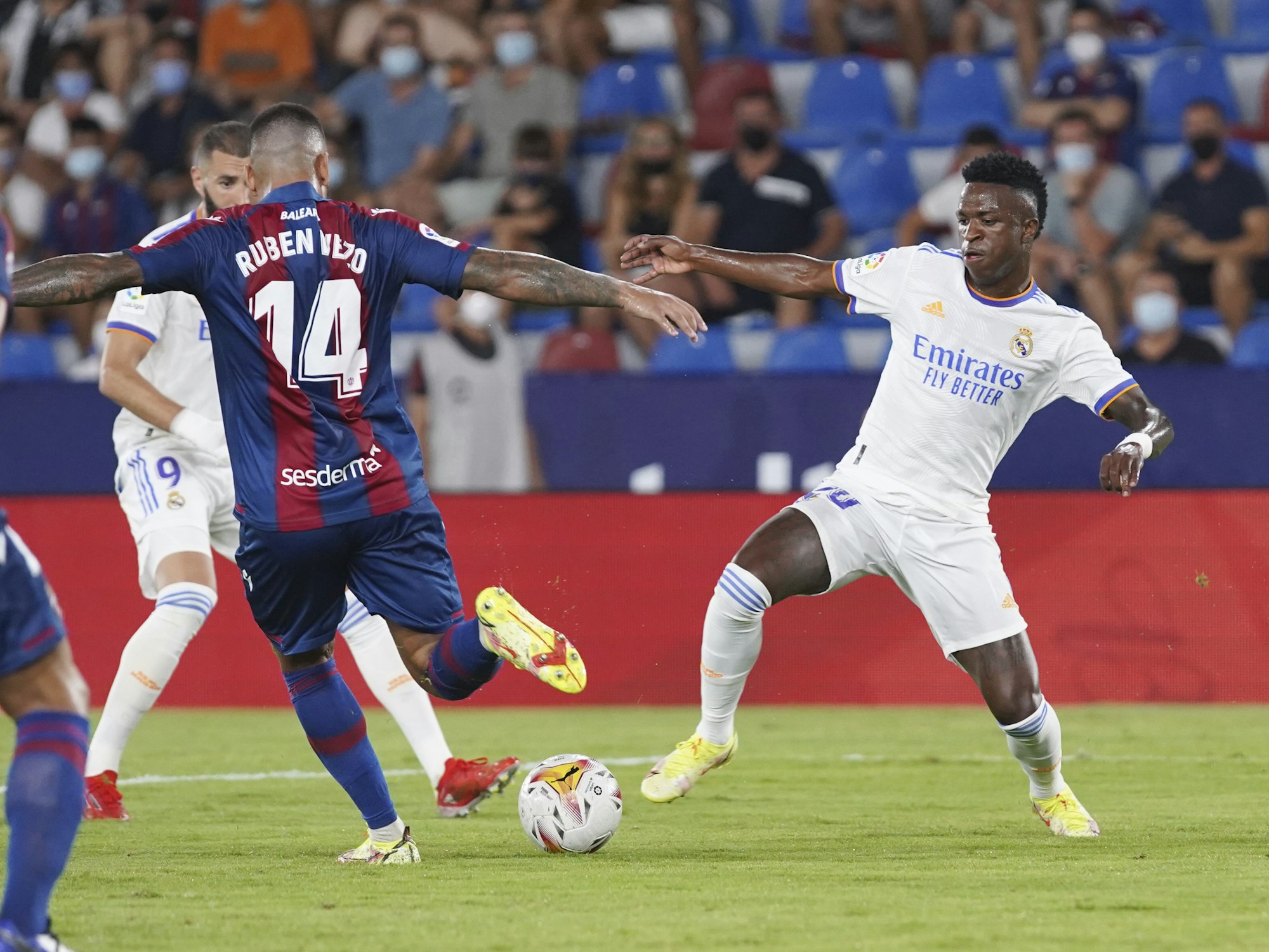 Ruben Vezo von Levante wird von Vinicius Junior von Real Madrid angegriffen.