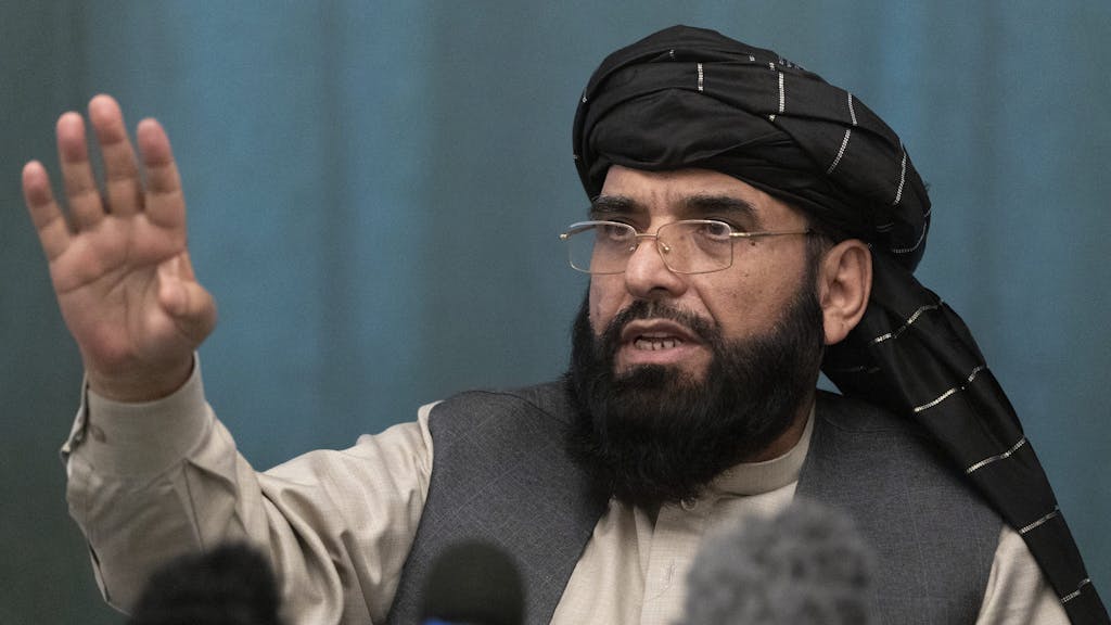Taliban-Sprecher Suhail Shaheen am 19. März 2021 bei einer Pressekonferenz in Moskau. Jetzt droht er den USA und den Verbündeten mit „Konsequenzen“.