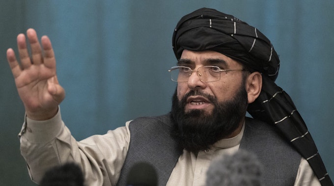 Taliban-Sprecher Suhail Shaheen am 19. März 2021 bei einer Pressekonferenz in Moskau. Jetzt droht er den USA und den Verbündeten mit „Konsequenzen“.