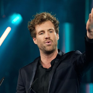 Comedian Luke Mockridge bei der Verleihung des „Deutschen Comedypreises 2019“. In einem Video hat er sich zu Vorwürfen der Vergewaltigung und sexualisierten Gewalt geäußert.