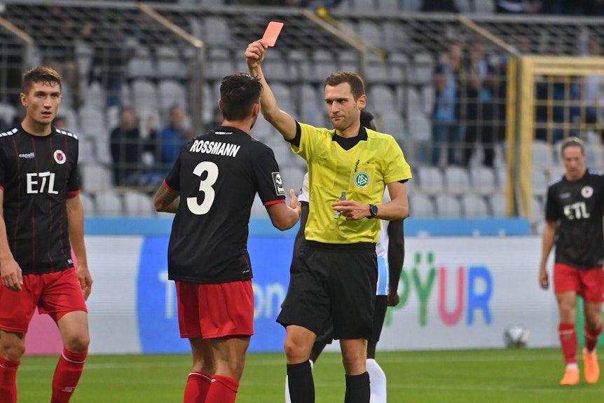 Schiedsrichter Chrsitof Günsch zeigt Maximilian Rossmann die Gelb-Rote Karte