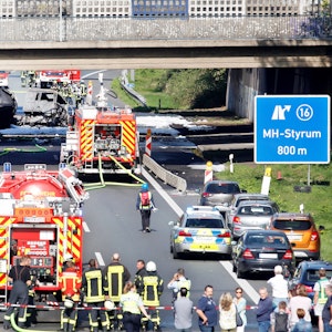 ARCHIV - 17.09.2020, Nordrhein-Westfalen, Mülheim: Feuerwehrleute stehen an dem ausgebrannten Tanklaster auf der A40. Der mit 35 000 Litern Kraftstoff beladene Tanklastzug hatte Feuer gefangen. Der LKW war nach einem Unfall mit einem Auto in Brand geraten (zu dpa: «Nach Brückenbrand an A40: Flüchtiger Tanklaster-Fahrer gefasst») Foto: Roland Weihrauch/dpa +++ dpa-Bildfunk +++