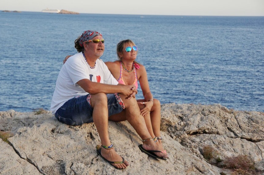 Kathrin und Tommy Mermi-Schmelz aus „Goodbye Deutschland “sitzen auf einer Klippe am Meer