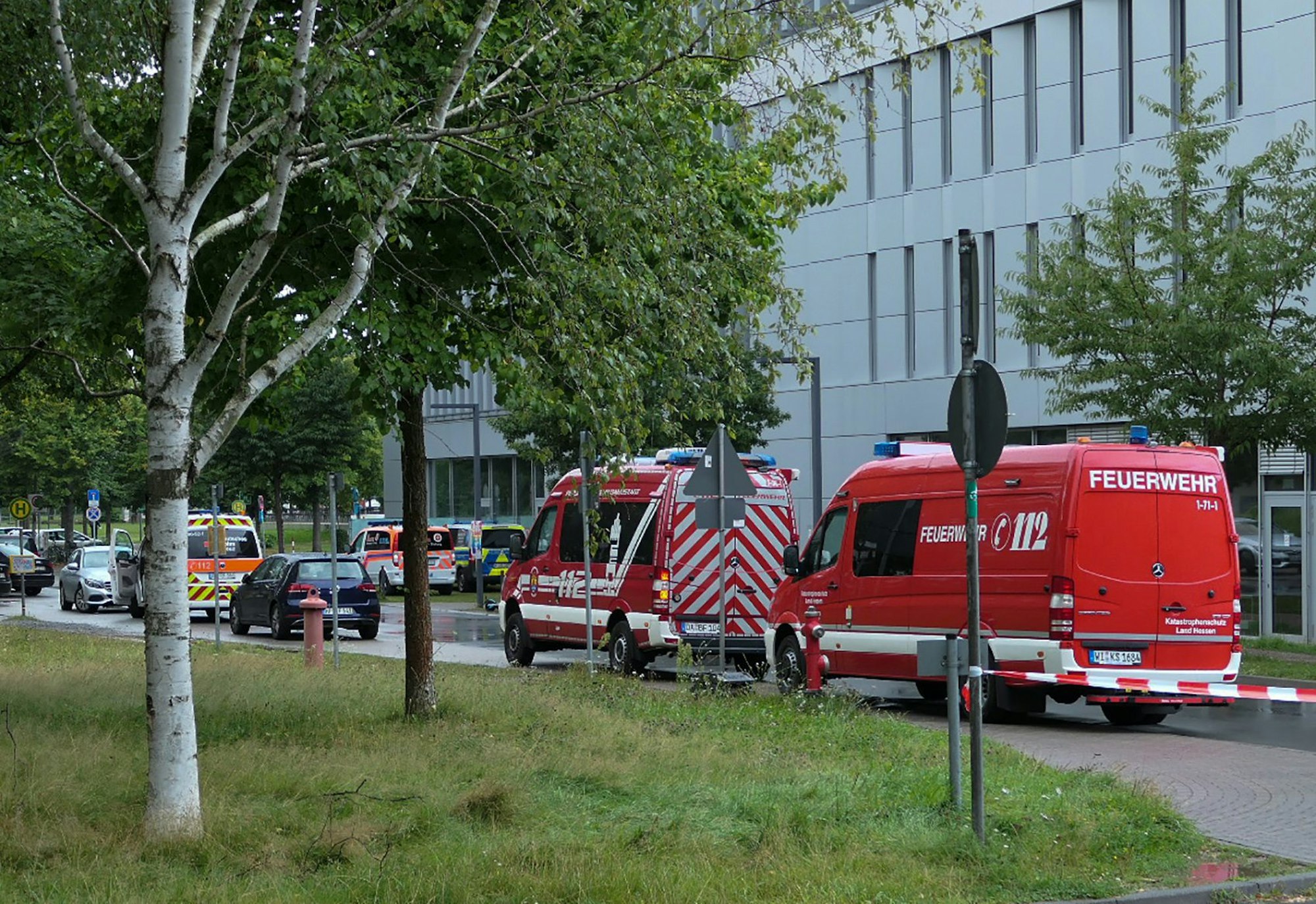 Weiträumig abgesperrt ist das Areal um das Gebäude L201 auf dem Campus der Technischen Universität in Darmstadt.