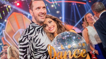 Pascal Hens, ehemaliger Handballer, und Ekaterina Leonova, Profitänzerin, freuen sich 2019 in der RTL-Tanzshow „Let's Dance“ im Coloneum mit dem Pokal über den Sieg. Nun hat „Ekat“ Köln verlassen und einen neuen Job gefunden.