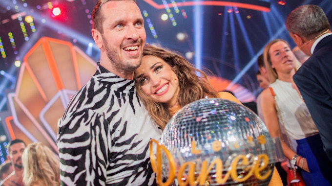 Pascal Hens, ehemaliger Handballer, und Ekaterina Leonova, Profitänzerin, freuen sich 2019 in der RTL-Tanzshow „Let's Dance“ im Coloneum mit dem Pokal über den Sieg. Nun hat „Ekat“ Köln verlassen und einen neuen Job gefunden.