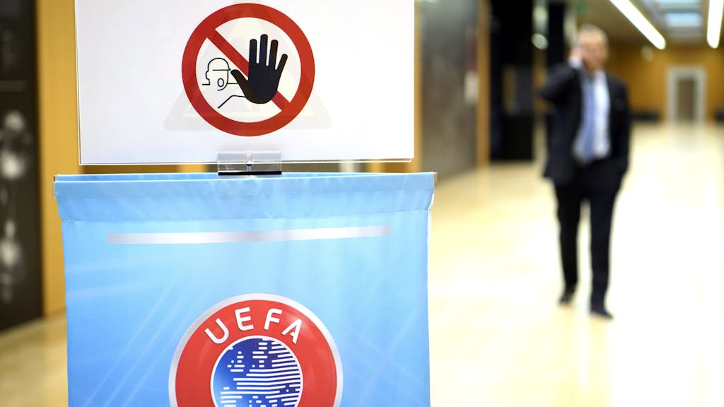 Das UEFA Logo ist am 20.09.2017 in Nyon unter dem Schild „kein Zutritt“ zu sehen, der, vor einer Pressekonferenz nach einer Sitzung des Exekutivkomitees der Europäischen Fußball-Union (UEFA), nur UEFA-Mitarbeitern gestattet ist.