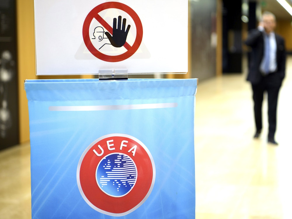 Das UEFA Logo ist am 20.09.2017 in Nyon unter dem Schild „kein Zutritt“ zu sehen, der, vor einer Pressekonferenz nach einer Sitzung des Exekutivkomitees der Europäischen Fußball-Union (UEFA), nur UEFA-Mitarbeitern gestattet ist.
