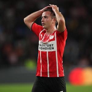 Mario Götze von der PSV Eindhoven schlägt die Hände über dem Kopf zusammen