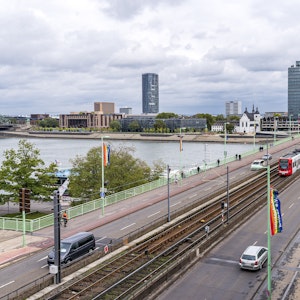 Die Deutzer Brücke in Köln, geschmückt mit Regenbogen-Fahnen. Foto von Alexander Roll, honorarfrei