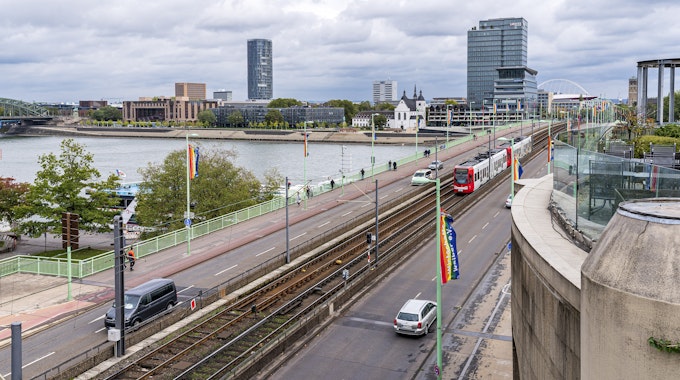 Die Deutzer Brücke in Köln, geschmückt mit Regenbogen-Fahnen. Foto von Alexander Roll, honorarfrei