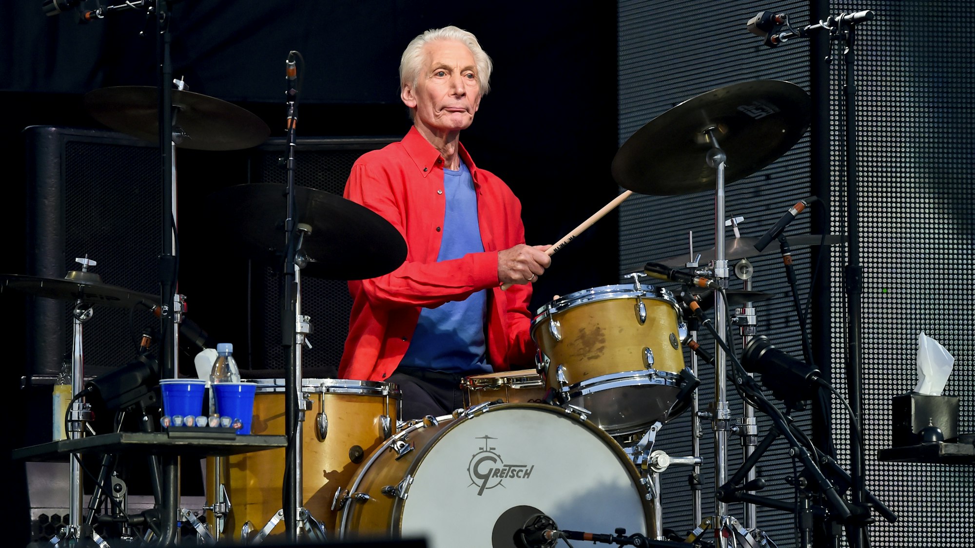 Charlie Watts, Schlagzeuger der britischen Band The Rolling Stones (hier 2018 bei einem Konzert in Prag zu sehen), ist tot.