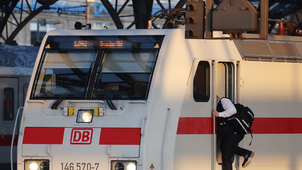 Ein Lokführer besteigt am 25. August 2021 einen Triebwagen im Hauptbahnhof Köln. Der Lokführer-Streik ist vorerst beendet.