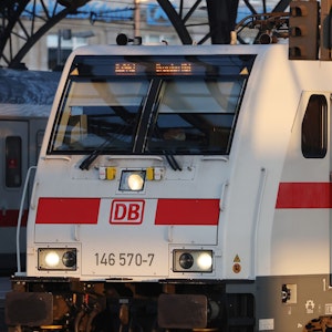 Der Streik der Lokführer-Gewerkschaft GDL kann weitergehen. Das hat das Arbeitsgericht in Frankfurt/Main entschieden. Unser Foto zeigt einen Lokführer im Kölner Hauptbahnhof.