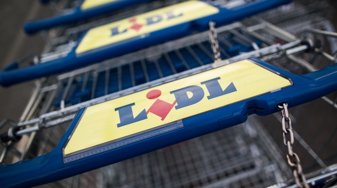 „Lidl“ steht vor einer Filiale in auf Einkaufswagen in Herten. Die Aufnahme dient als Symbolfoto.