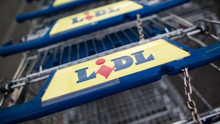 „Lidl“ steht vor einer Filiale in auf Einkaufswagen in Herten. Die Aufnahme dient als Symbolfoto.