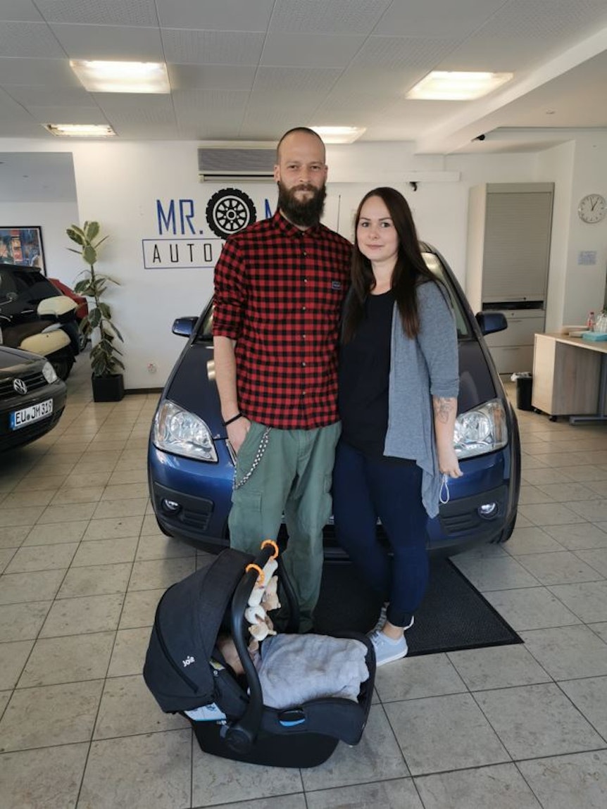 Veronika und Michel Münch erhalten Auto von Mohamad Obeid.