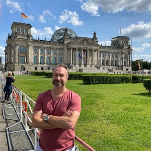 Volker Weininger steht vor dem Berliner Reichstag.