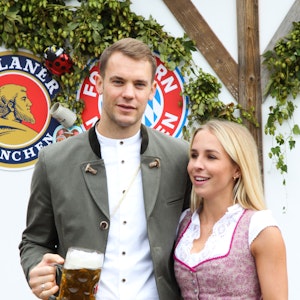 Manuel Neuer mit Ehefrau Nina Weiss in der Kaefer Wiesn Schänke in München.