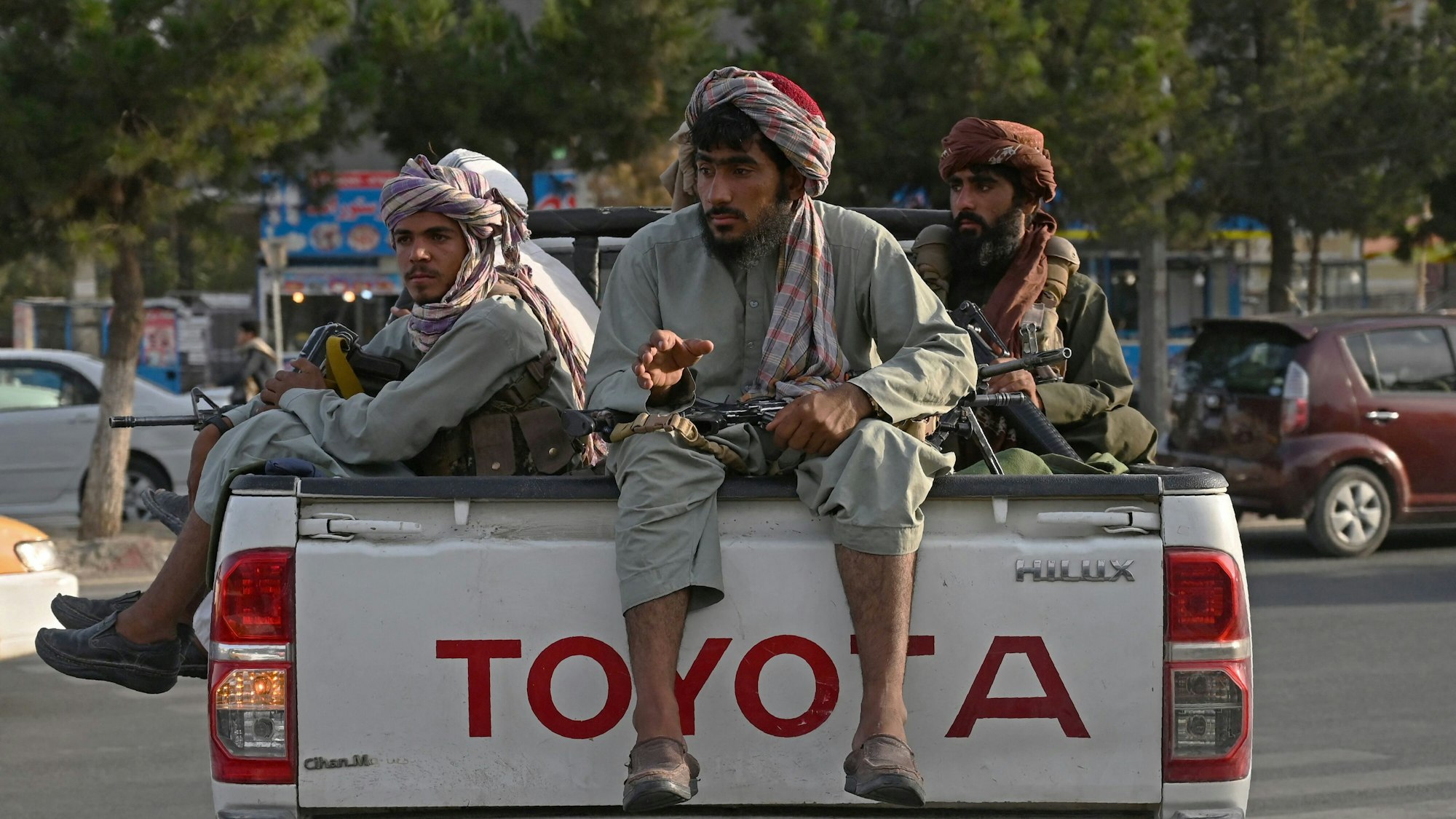 Taliban-Kämpfer fahren am 23. August 2021 auf einem Geländewagen durch Kabul. Mit er Eroberung Afghanistans besitzen die Taliban nun auch wichtige Bodenschätze. UNO und EU schätzen den Wert auf mehr als eine Billion Dollar.