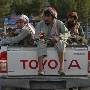 Taliban-Kämpfer fahren am 23. August 2021 auf einem Geländewagen durch Kabul. Mit er Eroberung Afghanistans besitzen die Taliban nun auch wichtige Bodenschätze. UNO und EU schätzen den Wert auf mehr als eine Billion Dollar.