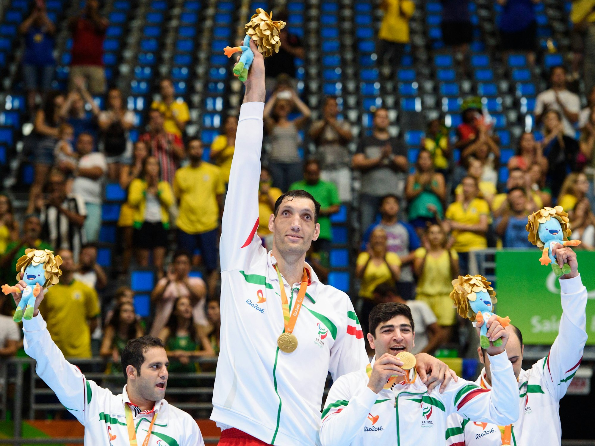 Die iranische Sitzvolleyball-Mannschaft um 2,46 Meter-Mann Morteza Mehrzadbejubelt die Goldmedaille in Rio de Janeiro.