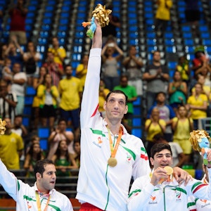Die iranische Sitzvolleyball-Mannschaft um 2,46 Meter-Mann Morteza Mehrzad bejubelt die Goldmedaille in Rio de Janeiro.