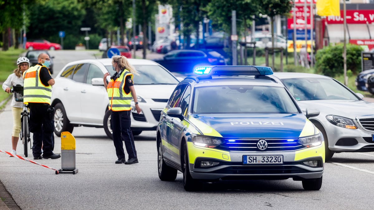 Die Polizei in Schleswig-Holstein (hier ein Einsatz im Juli 2021) konnte die beiden Männer festnehmen.