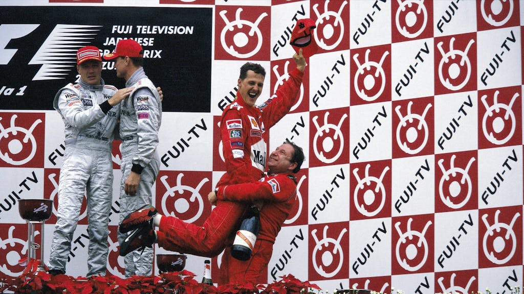 Ferrari-Teammanager Jean Todt feiert Michael Schumacher.