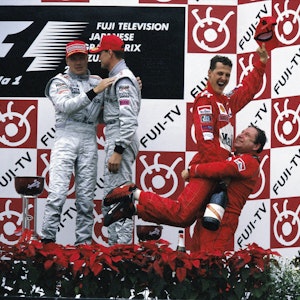Ferrari-Teammanager Jean Todt feiert Michael Schumacher.